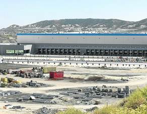 La nave de Centrovía ocupa 35.420 m2 y tres de sus cuatro fachadas se dedican a muelles para la expedición de mercancías.